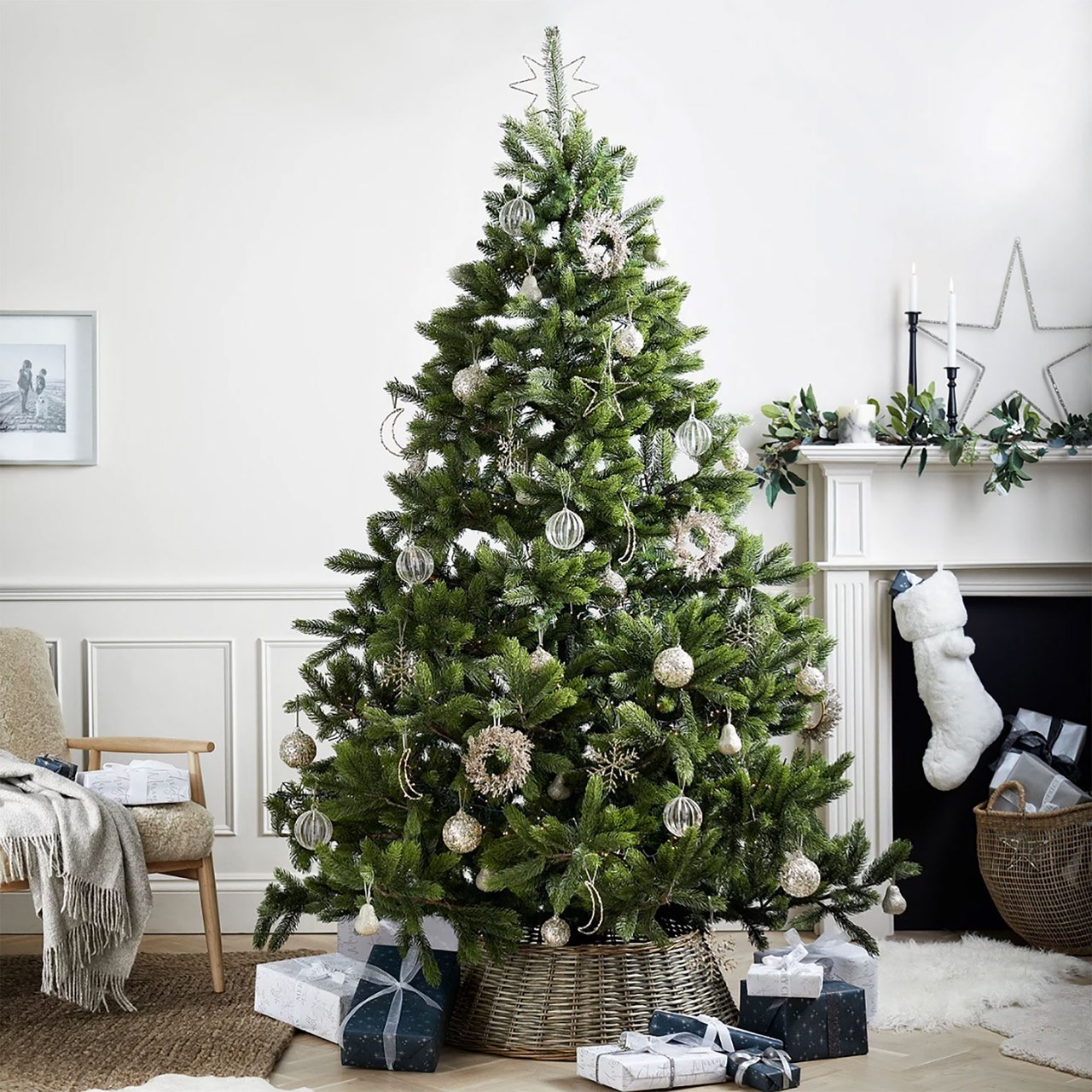 Christmas Decorations That Wow: Achieve the Look with Fashion Clothing